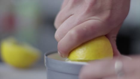 Personen,-Die-Den-Zitronensaft-Aus-Der-Zitrone-Drücken
