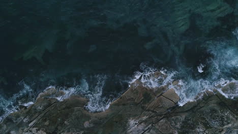 Luftaufnahme,-Die-Von-Der-Schaukelnden-Küste-In-Den-Ozean-Reist