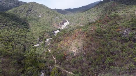 Luftaufnahme-über-Trockene-Hartlaubwälder-In-Der-Nähe-Von-Emerald-Falls-Creek