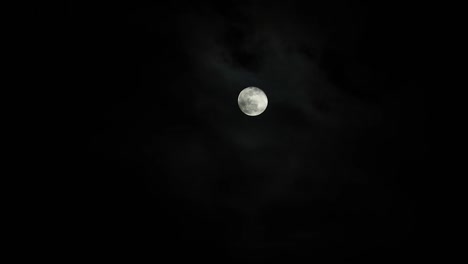 Luna-Llena-Detrás-De-Nubes-En-Movimiento