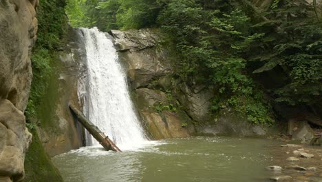 Breite-Zeitlupenaufnahme-Eines-Mittelgroßen-Pruncea-Wasserfalls,-Rumänien
