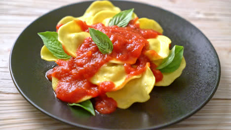 Ravioli-with-tomato-sauce-and-basil