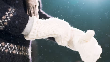 Nahaufnahme-Junger-Norwegischer-Frauenhände-Zieht-Warme-Weiße-Handschuhe-An,-Während-Schnee-An-Einem-Kalten,-Eisigen-Wintertag-Auf-Der-Eislaufbahn-In-Den-Weihnachtsferien-Sanft-Auf-Die-Kleidung-Und-Den-Boden-Fällt