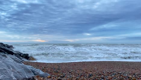 Sanfte-Wellen-Rollen-Einen-Kiesstrand-Unter-Einem-Blauen-Morgenhimmel-An-Der-Englischen-Südküste-Bei-Dover-Auf