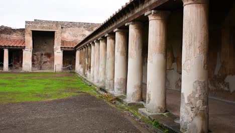 Ruins-of-famous-Pompeii-city,-Italy