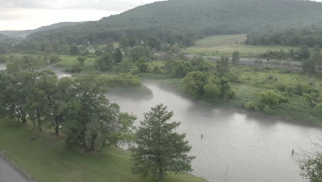Super-Dolly-Drohne-Enthüllt-Aufnahmen-Vom-Fliegenfischen-Am-Delaware-River-An-Einem-Nebligen,-Nebligen-Tag