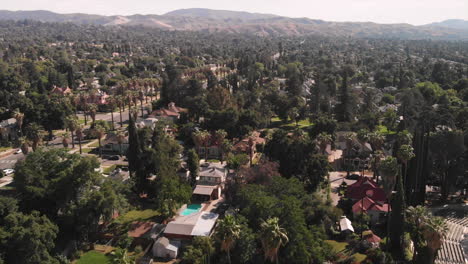 Aerial-video-of-Redlands,-California-on-a-warm,-sunny-day
