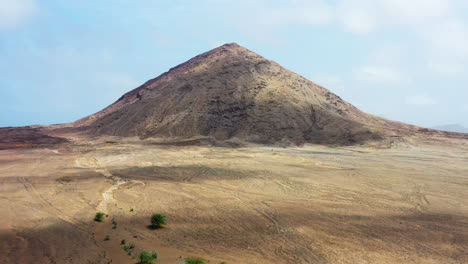 Aerial-shot-of-a-desert-landscape,-flying-back-from-Monte-Leste-mountain-on-the-island-of-Sal,-Cabo-Verde