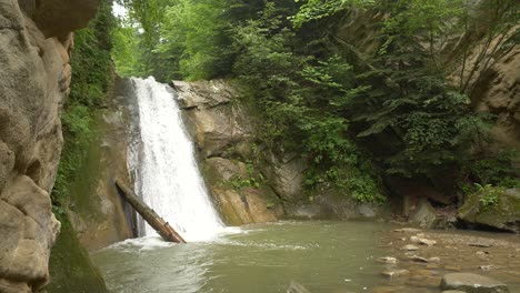 Magnifique-Pruncea-Waterfall-Hidden-in-Summer-Forest,-4K