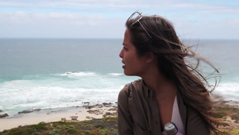 Junges-Brünettes-Mädchen-Am-Strand-In-Australien,-Das-Den-Horizont-Konzentriert-Betrachtet