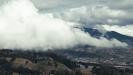 Toma-De-Paralaje-De-Drones-De-Las-Llanuras-Montañosas-De-Costa-Rica-Y-El-Paisaje-Del-Valle-Rural