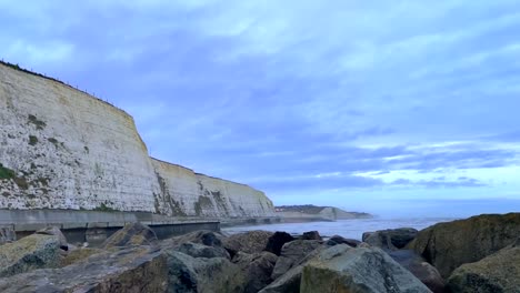 Glatter-Blick-Nach-Links-über-Die-Felsen-Entlang-Der-Weißen-Klippen-Von-Dover-Unter-Einem-Blauen-Morgenhimmel