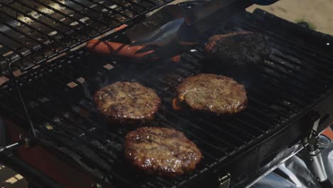 Würstchen-Und-Burger-Steaks,-Gegrillt-über-Der-Holzkohle-Auf-Dem-Barbeque-Griller
