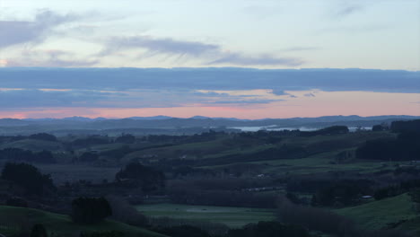 Sonnenuntergang-über-Der-Landschaft-In-Pokeno,-Neuseeland