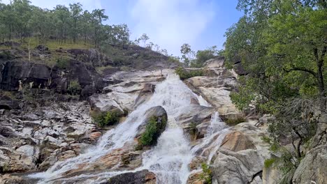Cascada-Cayendo-En-Cascada-Hacia-Abajo-Emerald-Creek-Falls