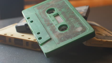 Ein-Stapel-Von-Vier-Audiokassetten-Auf-Einem-Tisch