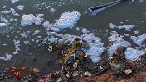 Dirty-Spoiled-Riverbanks-Of-Ganga-in-Varanasi,-India---Close-up
