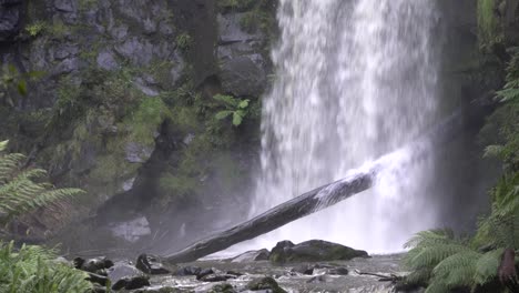 Unterseite-Des-Fließenden-Wasserfalls-In-Den-Strom-Und-Landung-Auf-Baumstamm-Im-Regenwald