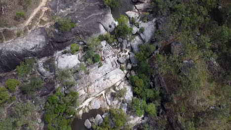 Luft-über-Emerald-Creek-Falls,-Umgeben-Von-Trockenem-Hartlaubwald
