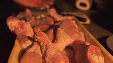 Carne-Cruda-Jugosa-Pierna-Piezas-Preparación-Barbacoa-Primer-Plano