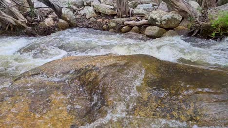 Cascada-De-Agua-Que-Fluye-Sobre-Las-Rocas-En-Las-Cataratas-De-Emerald-Creek
