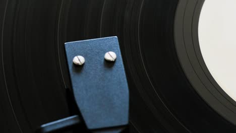 Closeup-of-a-vinyl-disc-spinning-on-a-vinyl-record-player