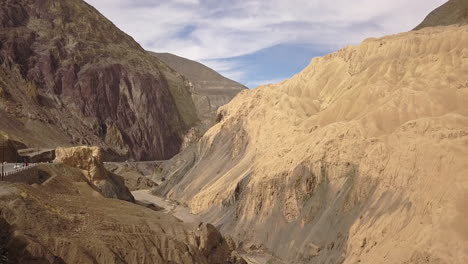 Landschaft-Des-Mondlandes-In-Der-Nähe-Des-Lamayuru-Klosters-Und-Des-Dorfes-Tagsüber-In-Leh,-Ladakh,-Indien