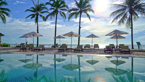 Schöner-Sonnenschirm-Und-Stuhl-Rund-Um-Den-Schwimmbad-Im-Hotel-Und-Resort---Urlaubskonzept
