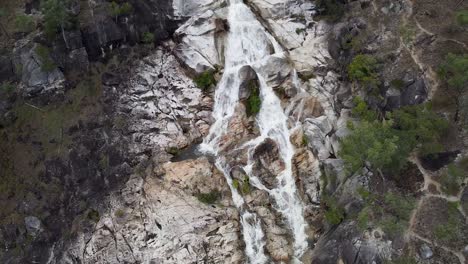 Luftaufnahme-Von-Emerald-Creek-Falls-Mit-Wasser,-Das-Die-Felswand-Hinunterstürzt
