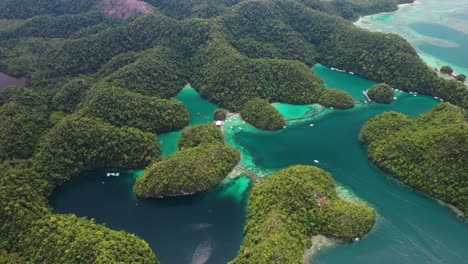 Naturaleza-Pintoresca-De-Filipinas,-Vista-Aérea-De-La-Laguna-De-Sugba-Y-Colinas-Verdes-Sobre-El-Mar-Tropical,-Isla-De-Siargao,-Tiro-De-Drones