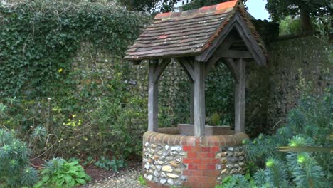 Aufnahme-Eines-Klassischen-Alten-Dorfbrunnens-An-Einem-Windigen-Tag-In-Rottingdean-In-East-Sussex,-England