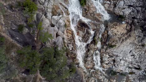 Luftaufnahme-Von-Oben-Nach-Unten-Von-Emerald-Creek-Falls-Mit-Wasser,-Das-Die-Felswand-Hinunterstürzt