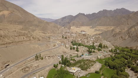 Camino-Sinuoso-En-La-Tierra-De-La-Luna-Con-Exuberantes-álamos-Verdes-En-Primer-Plano-Cerca-Del-Monasterio-Y-El-Pueblo-De-Lamayuru-En-Leh,-Ladakh,-India