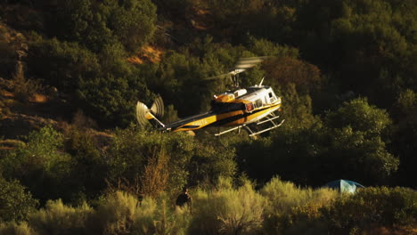 Helicóptero-Helicóptero-De-Rescate-Aterrizando-En-El-Condado-De-Kern,-California