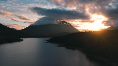 Erstaunlicher-Sonnenuntergang-über-Der-Patagonischen-Bergkette-Und-Dem-See,-Luftpanorama