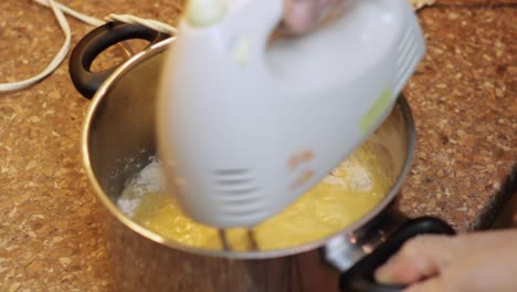 Eier-Und-Mehl-Verquirlen,-Um-Eine-Gekochte-Milchglasur-Zuzubereiten