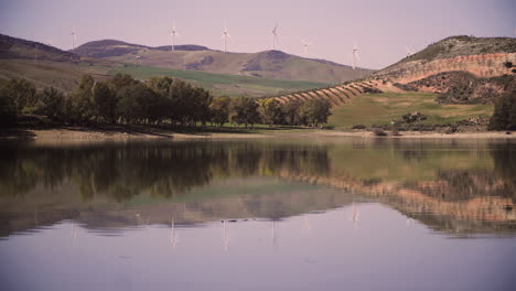 Blick-Vom-See-Der-Windkraftanlagen-Auf-Die-Wunderschönen-Berge-In-Griechenland---Weitwinkelaufnahme