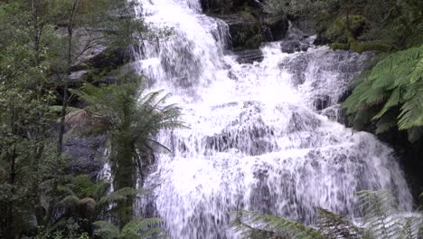 Großer-Wasserfall,-Der-über-Felsige-Bergklippe-Fließt
