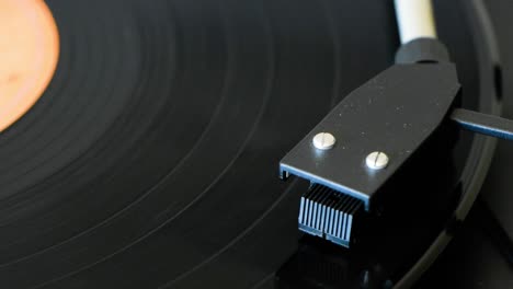 Rockmusik-Vinyl-Schallplatte,-Die-Sich-Auf-Einem-Vinyl-Disc-Player-Im-Retro-Stil-Dreht