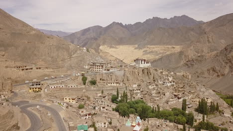Paisaje-De-Moonland-Y-El-Monasterio-Lamayuru-Durante-El-Día-En-Leh,-Ladakh,-India