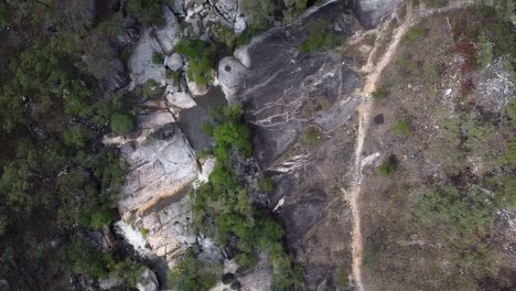 Luftaufnahme-Von-Oben-Nach-Unten-über-Emerald-Creek-Falls