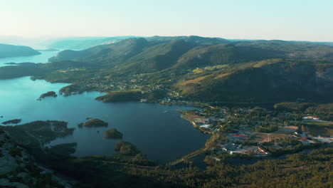 Antena-Cinematográfica-Del-Pueblo-De-Treungen-En-El-Lago-Nisser-Por-Montañas-Verdes,-Noruega