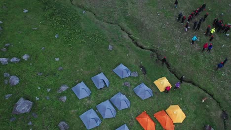 Campingplatz-In-Der-Nähe-Einer-Felsspalte-In-Den-Bergen-Im-Sar-Pass---Luftaufnahme