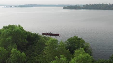 Eine-Luftaufnahme-Eines-Kanus-In-Den-Backwaters-Von-Kerala