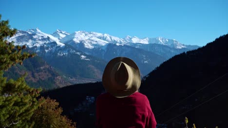 Wandererfrau,-Die-Die-Malerische-Schneebedeckte-Berglandschaft-Mit-Blauem-Himmel-In-Manali,-Indien-Betrachtet---Breite-Aufnahme