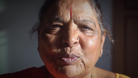 Un-Retrato-De-Una-Anciana-Frente-A-La-Cámara-Hablando-En-Su-Idioma-Nativo-En-Agra,-India---Primer-Plano