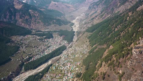 Vogelperspektive-Der-Touristenstadt-Manali-In-Den-Bergen-Des-Indischen-Bundesstaates-Himachal-Pradesh