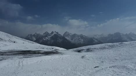 Paisaje-De-Montaña-Desde-La-Cima-Del-Paso-De-Sar-Cubierto-De-Nieve-En-El-Himalaya-Indio,-Himachal-Pradesh,-India