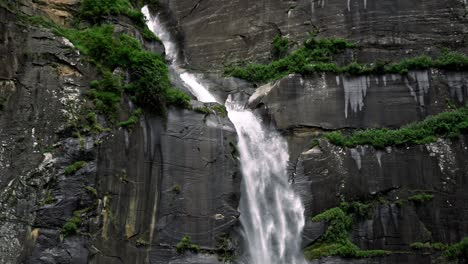 Remarkable-Stream-Running-Down-From-The-Rocky-Mountains---Jogini-Waterfalls---A-Tourist-Attraction-In-Vashisht,-Himachal-Pradesh,-India