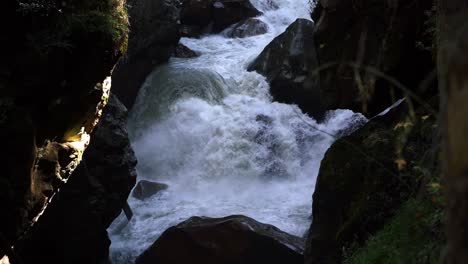 Wasserfall-Mit-Starker-Strömung,-Der-Auf-Felsen-Im-Regenwald-Herunterstürzt